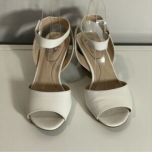 Life Stride Soft System White Faux Leather Ankle Strap Block Heel Sandal 7.5 W